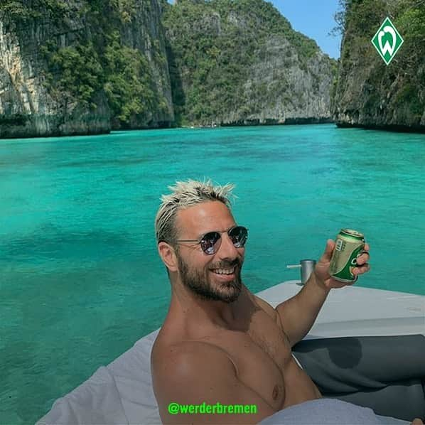 ヴェルダー・ブレーメンさんのインスタグラム写真 - (ヴェルダー・ブレーメンInstagram)「#GraciasClaudio 💚 (Und schönen Urlaub 😉) _______ #werder #bremen #svw #claudio #pizarro #legende #goat」7月10日 2時14分 - werderbremen