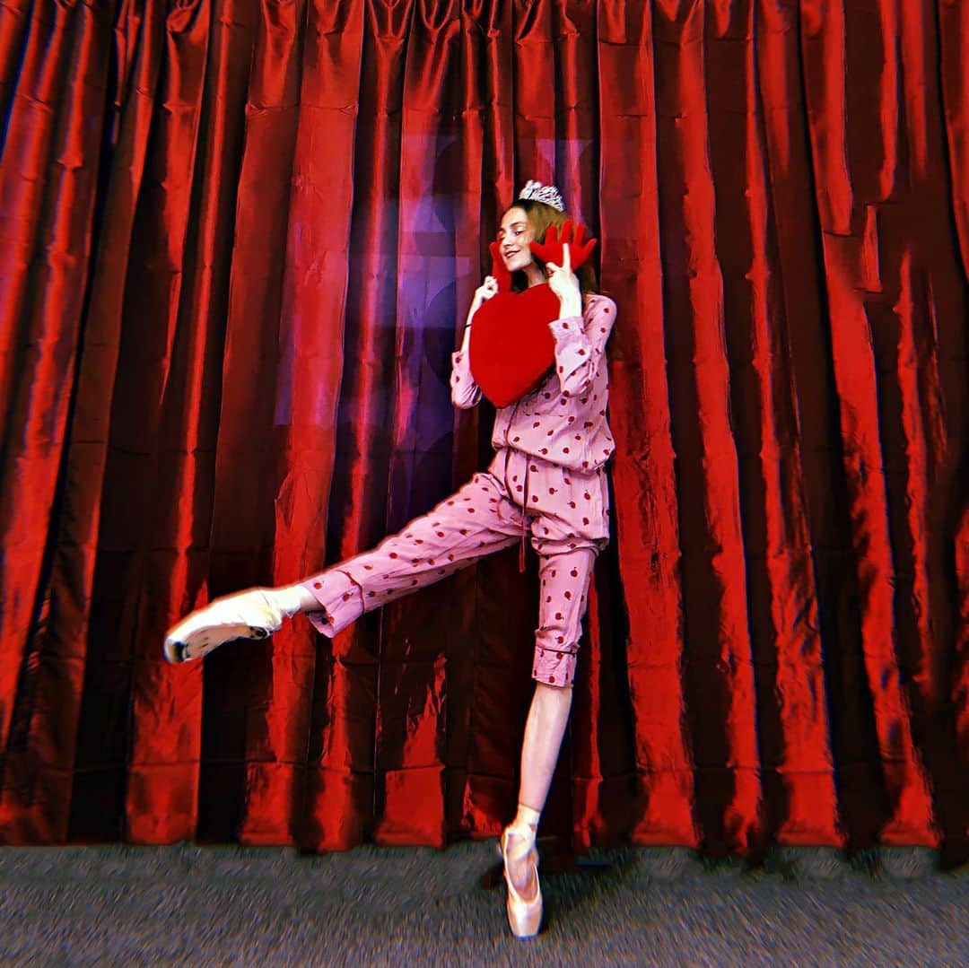 ダリア・イオノワのインスタグラム：「домашний театр, нужен психиатр  🤪 _______________________________________  #spb #saintpetersburg #mariinsky #mariinskytheatre #mariinskyballet #mariinskydancer #vaganovastudents #ballet」