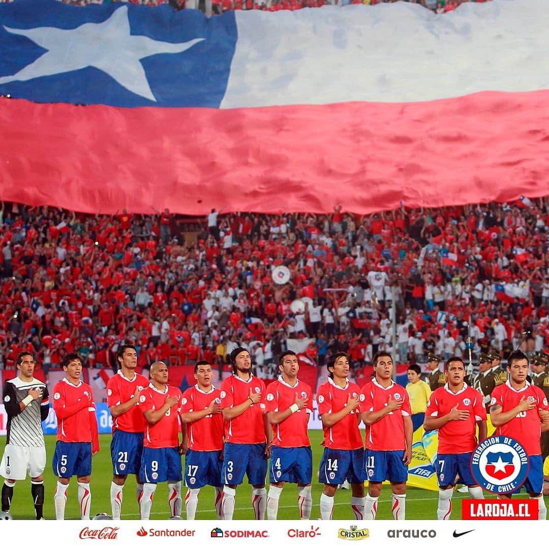 サッカーチリ代表チームさんのインスタグラム写真 - (サッカーチリ代表チームInstagram)「‪🇨🇱 En todos los terrenos y circunstancias, izamos bien alto nuestra insignia nacional‬.  ‪👏 En el #DíaDeLaBandera, celebramos con orgullo esos colores que nos unen en todos los partidos de #LaRoja.  ‪#SeleccionChilena #FutbolChileno #Chile ‬#LaRojaFemenina」7月10日 2時26分 - laroja