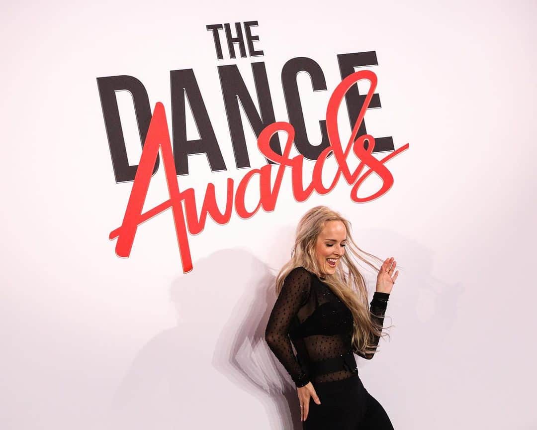 Nika Kljunのインスタグラム：「SWIPE to see the joy! 🤩🕊💃🏼 A place where I feel at home - teaching and dancing. Online or in person - dance has no boundaries. Dance connects the world. Dance heals us all. Thank you, God, for giving me the best gift you could’ve given to me. 🙏🏼🙏🏼🙏🏼 . Thank you @thedanceawards for providing such incredible two weekends of online dance classes and dance competitions. Congratulations to all the winners! 🏆👏🏼 Watching your surprised faces on TV was cutenesses overload!! 😻😍😅 . These photos were taken on the last day in the advanced room and let me tell you, I’ve had nothing but a blast teaching that class! Having two of the most down to earth, incredible dancers with positive attitudes assisting me in that class, really amplified the amazing energy in class. Love you both @janravnik @hailee_payne 💪🏼😍 . I love how we’ve managed to stay connected during these times. I can’t wait until we can all be dancing together, again!  #momentsofhappiness #excitment #tda #nikakljun #nikakljunchoreography #tdalive #dancephoto #dancephotography #onlinedance #jumpdance #thedanceawards #asospetite #dancelikenooneswatching」