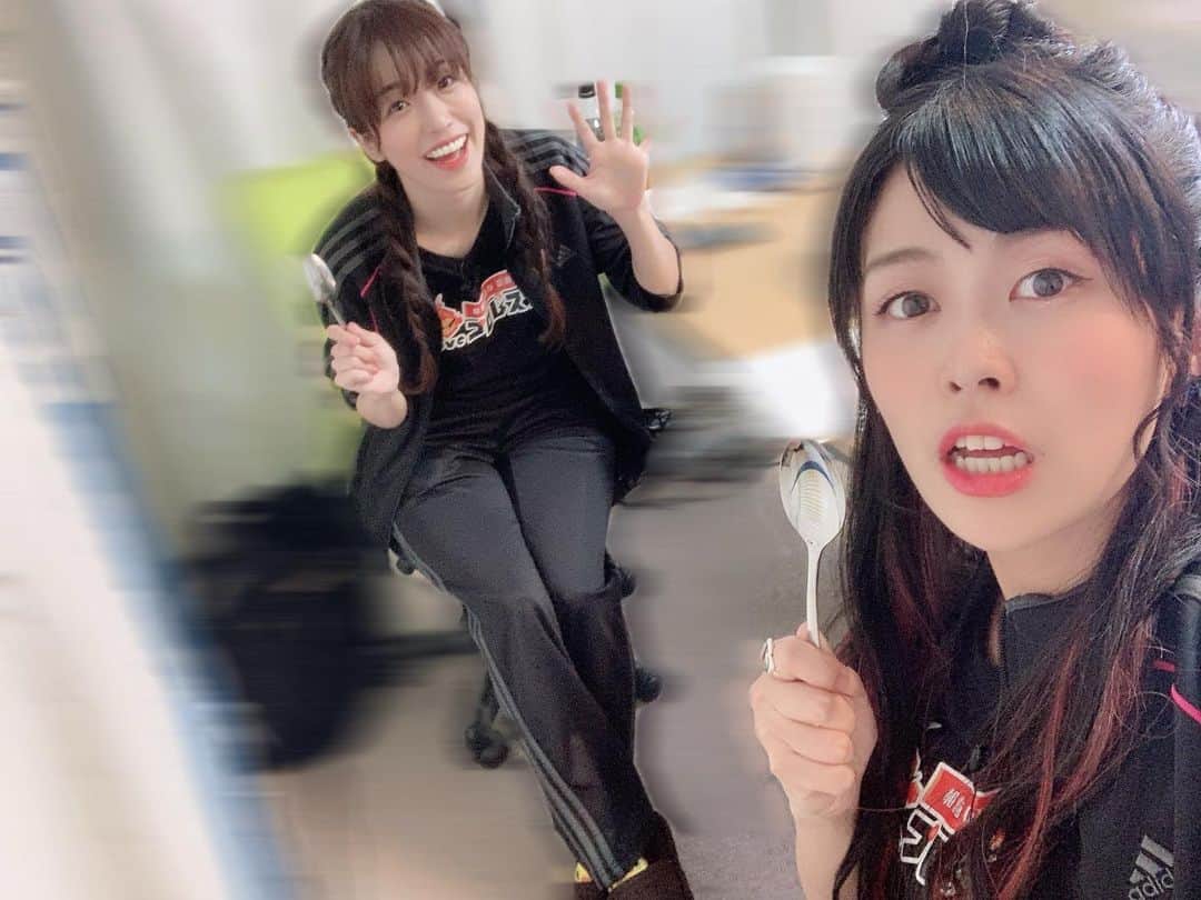 相羽あいなのインスタグラム：「4ヶ月ぶりのスタジオ収録😆❤️ まさかのハプニングもありましたが、すっっごく楽しかったー！！！ ヤングオムライオン杯ってツッコミどころ満載ッッ❣️ 美味しそうやろ？ そして！髪型変えました♡ Newヘアーどう？🥰 #久しぶりの更新ごめん #髪型変えた  #黒髪維持のためエクステ #最近のエクステの進化すごいね」