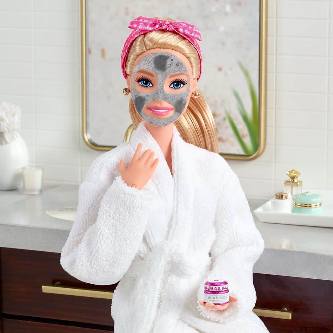 バービーさんのインスタグラム写真 - (バービーInstagram)「Sharing more of my at home self-care routine using @glamglow’s #SUPERMUD, their iconic pore perfecting mask. What’s more iconic? Putting my spin on it! The limited edition #BarbieXGLAMGLOW is now available on sephora.com. 💕#barbie #barbiestyle ⁠」7月10日 2時32分 - barbiestyle
