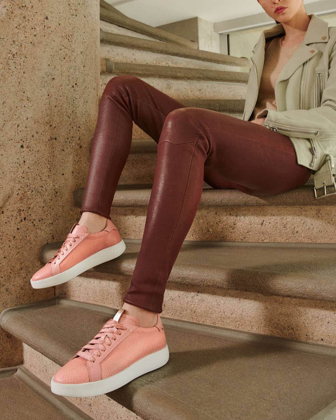 サントーニのインスタグラム：「Feel like you’re walking on air in our ultralight sneakers, crafted from fine water python leather with colour co-ordinated leather inserts.  #Santoni #madeinSantoni #makersofbeauty」