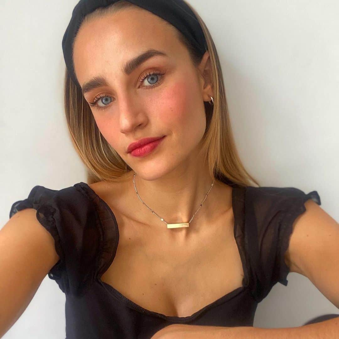 ミグエル・プッポのインスタグラム：「A cada ano que passa eu só agradeço a Deus por ter te colocado em meu caminho! Feliz aniversário meu amor, Que o Senhor ilumine nossa família e que nos guie pelo caminho certo! Já te falei isso algumas vezes e em alguns posts também, mas é sempre bom repetir né “Você é tudo que eu sempre sonhei” Te amo 💙🌸 #Gratidao #27」