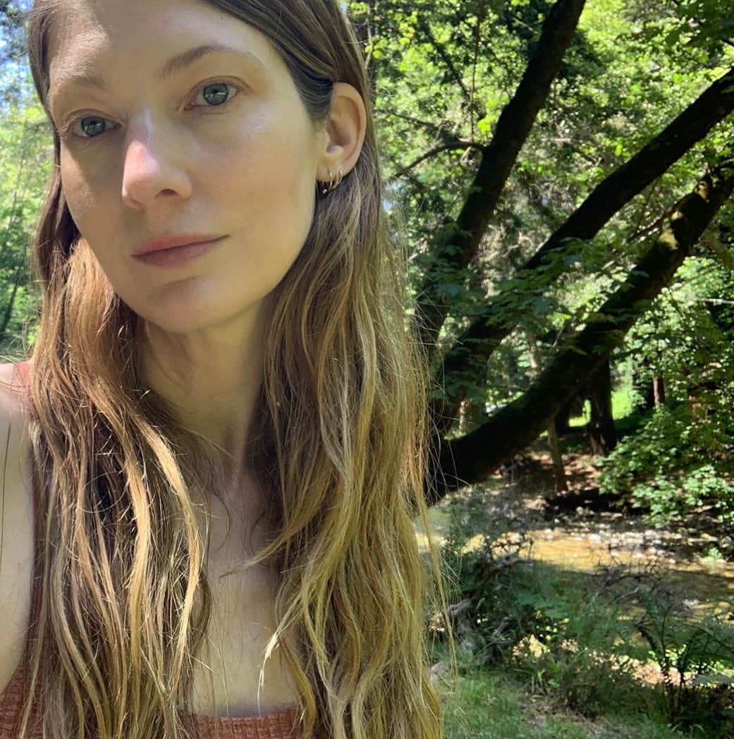 マンディクーンのインスタグラム：「Forty-three and feeling free... (Edit: It’s not my birthday though. I’m just plain old 43 and a half lol. But thank you for the kind wishes. 💕)  Lol jk haha omg I feel like I’m losing my fucking mind most days.  I know a lot of us have been struggling with mental health (me included obvs). But we’ve got each other.  And I don’t know who needs to hear this, but we’re going to get through this, you’re doing the best you can, and I’m here if anyone needs to talk. ❤️」
