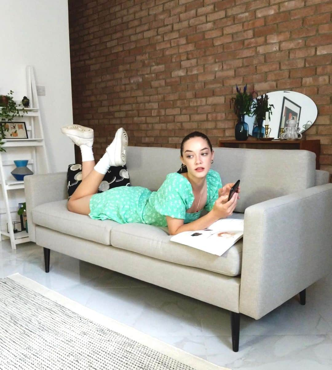 Elizabeth Jane Bishopさんのインスタグラム写真 - (Elizabeth Jane BishopInstagram)「How im currently spending most days.. getting dressed up to hang out on my @swyft_home sofa (nothing I love more tbh) 🛋」7月10日 3時02分 - elizabethjanebishop