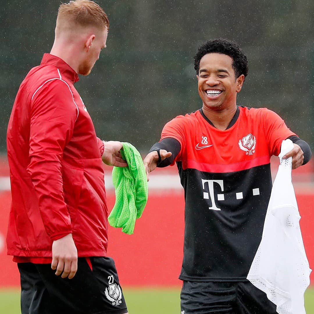 ウルビー・エマヌエルソンのインスタグラム：「That feeling to be back in training. Always keeping that smile ❤️⚽️」
