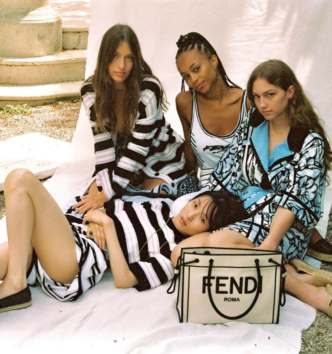 Fendiさんのインスタグラム写真 - (FendiInstagram)「Dreaming of sunshine? Dive into our edit of the laid-back luxe essentials to wear all summer long – starring the new #Fendi Roma shopper. #FendiPreFall20」7月10日 3時18分 - fendi
