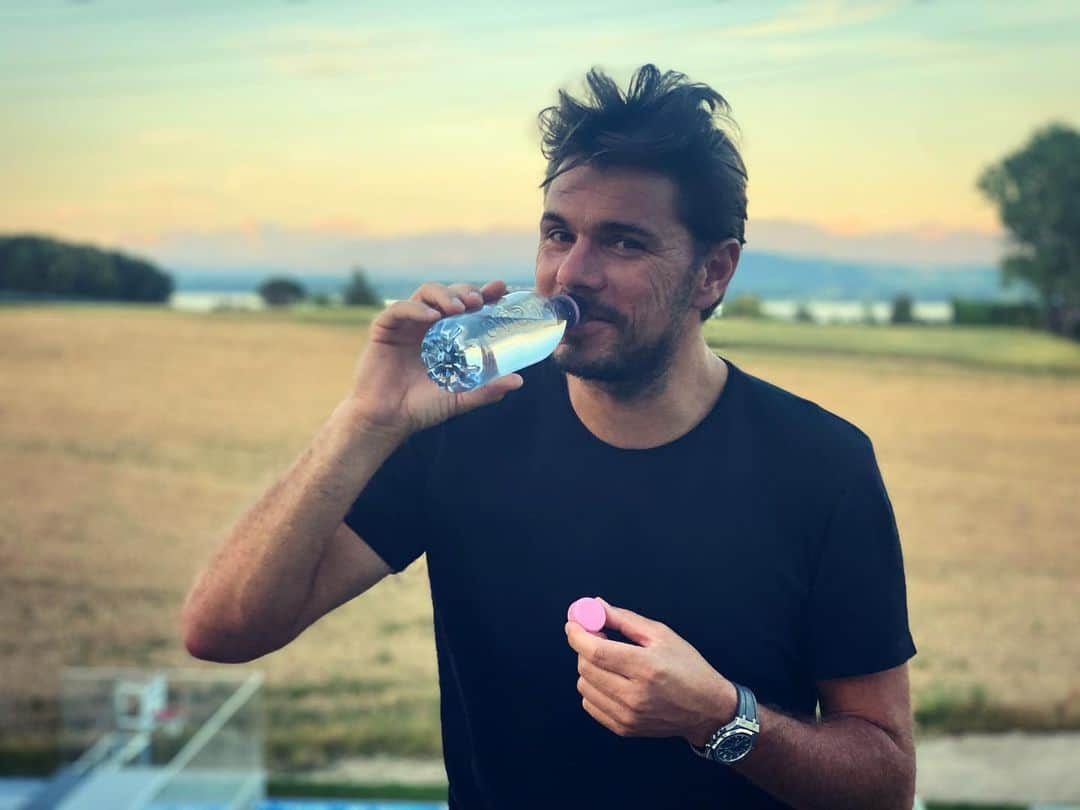 スタニスラス・ワウリンカさんのインスタグラム写真 - (スタニスラス・ワウリンカInstagram)「Amazing initiative from @evianwater launching their first no label bottle being 100% recyclable. Big step to becoming a circular brand! 💦♻️👏🏻🙏🏻☀️ #evian #evianwater #evianlabelfree #weactforwater」7月10日 3時27分 - stanwawrinka85