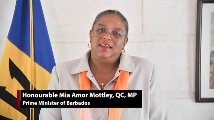 リアーナのインスタグラム：「I don’t usually do this, but I’m such a fan of my Prime Minister @mamottley ! What an honor to be an ambassador of my country through your leadership! Thank you for taking the time to say these kind words! Huge thank you to my brother @gallest for spearheading this project and to Jack Dorsey’s #StartSmall foundation for always supporting the @ClaraLionelFdn ! 💛✊🏿🇧🇧」