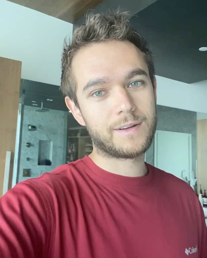 ゼッドのインスタグラム：「This Saturday 3PM PST ‼️ twitch.tv/zedd Submit here on the #TwitchReview channel starting Saturday morning: discord.gg/zedd」