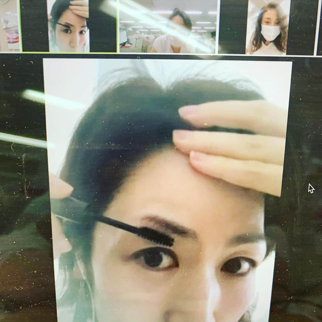 美ST編集部さんのインスタグラム写真 - (美ST編集部Instagram)「【編集部員の美容日記】先日受けたオンラインキャラバンですっかり魅了され、今、編集部員全員が使っているのがコレ❗️  @anastasiamiaray アナスタシア ミアレで一番売れているという、クリアブロウジェルです。 . もはや「はじめまして」からマスクの今、喜怒哀楽の表現も人に与える印象も、眉が決め手❗️  この透明眉マスカラ、クリアブロウジェルで、筋肉・骨格・自眉の個性に合った美眉に整えれば、マスクでも印象良く美人度かなりUP⤴️ ペタッともカチッともならず、毛にツヤとハリが出て、眉に立体感とふんわりした毛流れが出ます。水、汗に強い処方でキープ力も高し。 👈SWIPE PRの三森さんは、毛を下げるように使い太さ演出。 3.4枚目 カリスマアイリストの井村さんがすごい❗️画面越しに部員の眉を診断してくれ、指示通り塗ったら全員美人眉に変化‼️ @anastasiamiaray のサロンに行けば、井村さん級の技術が味わえるそう。 . 若手編集たちも眉で美人度が上がり嬉しそうです😌 今、40代以上の編集たちは、眉を伸ばしてサロンに行こうと計画中。 . #アナスタシアミアレ #アナスタシア眉 #anastasiamiarey #anastasiabeverlyhills #クリアブロウジェル #アナスタシアクリアブロウジェル #眉マスカラ #透明眉マスカラ #コスメ垢 #美容垢 #アンチエイジング #美st #美容  #美容マニア  #美ST編集部 #ビューティ #美活  #美妝  #化妝品  #안티에이징  #編集長桐野 #編集長桐野ジャパン  ================ 美容雑誌『美ST』編集部公式Instagramアカウントです！撮影の裏側や、最新コスメ・美容情報、最新号のお知らせなどを配信中。ぜひフォローしてくださいね。 ================」7月10日 3時25分 - be_story_official