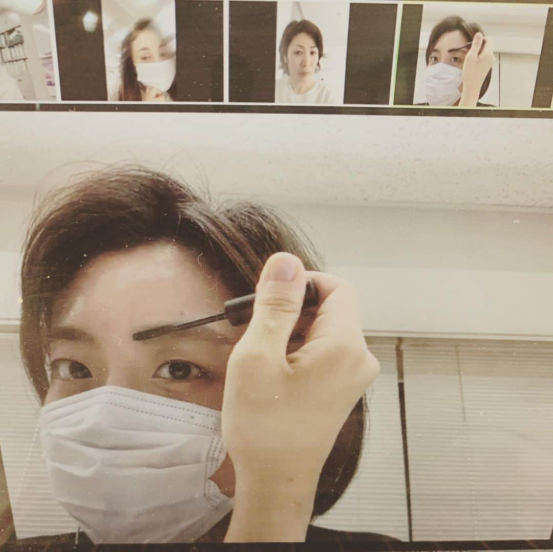 美ST編集部さんのインスタグラム写真 - (美ST編集部Instagram)「【編集部員の美容日記】先日受けたオンラインキャラバンですっかり魅了され、今、編集部員全員が使っているのがコレ❗️  @anastasiamiaray アナスタシア ミアレで一番売れているという、クリアブロウジェルです。 . もはや「はじめまして」からマスクの今、喜怒哀楽の表現も人に与える印象も、眉が決め手❗️  この透明眉マスカラ、クリアブロウジェルで、筋肉・骨格・自眉の個性に合った美眉に整えれば、マスクでも印象良く美人度かなりUP⤴️ ペタッともカチッともならず、毛にツヤとハリが出て、眉に立体感とふんわりした毛流れが出ます。水、汗に強い処方でキープ力も高し。 👈SWIPE PRの三森さんは、毛を下げるように使い太さ演出。 3.4枚目 カリスマアイリストの井村さんがすごい❗️画面越しに部員の眉を診断してくれ、指示通り塗ったら全員美人眉に変化‼️ @anastasiamiaray のサロンに行けば、井村さん級の技術が味わえるそう。 . 若手編集たちも眉で美人度が上がり嬉しそうです😌 今、40代以上の編集たちは、眉を伸ばしてサロンに行こうと計画中。 . #アナスタシアミアレ #アナスタシア眉 #anastasiamiarey #anastasiabeverlyhills #クリアブロウジェル #アナスタシアクリアブロウジェル #眉マスカラ #透明眉マスカラ #コスメ垢 #美容垢 #アンチエイジング #美st #美容  #美容マニア  #美ST編集部 #ビューティ #美活  #美妝  #化妝品  #안티에이징  #編集長桐野 #編集長桐野ジャパン  ================ 美容雑誌『美ST』編集部公式Instagramアカウントです！撮影の裏側や、最新コスメ・美容情報、最新号のお知らせなどを配信中。ぜひフォローしてくださいね。 ================」7月10日 3時25分 - be_story_official