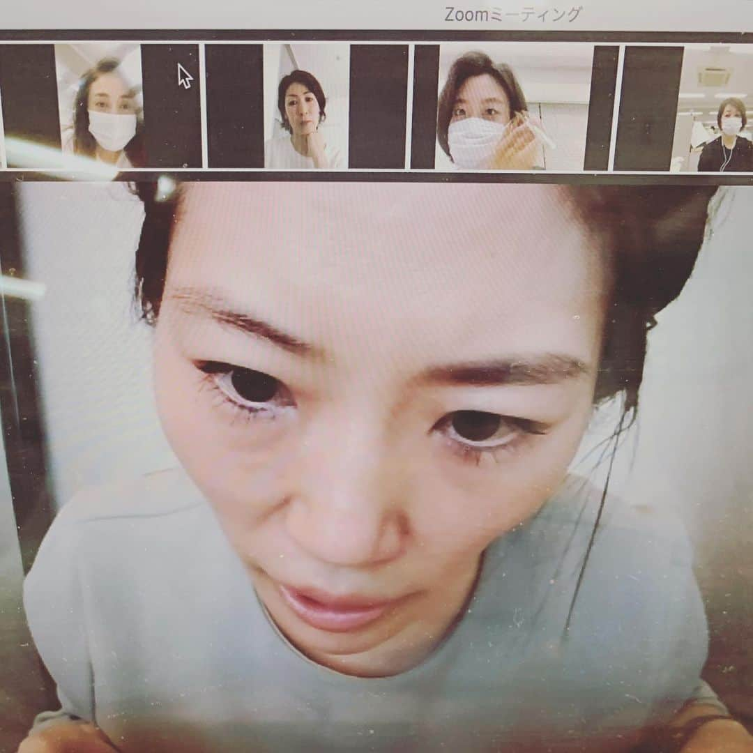 美ST編集部さんのインスタグラム写真 - (美ST編集部Instagram)「【編集部員の美容日記】先日受けたオンラインキャラバンですっかり魅了され、今、編集部員全員が使っているのがコレ❗️  @anastasiamiaray アナスタシア ミアレで一番売れているという、クリアブロウジェルです。 . もはや「はじめまして」からマスクの今、喜怒哀楽の表現も人に与える印象も、眉が決め手❗️  この透明眉マスカラ、クリアブロウジェルで、筋肉・骨格・自眉の個性に合った美眉に整えれば、マスクでも印象良く美人度かなりUP⤴️ ペタッともカチッともならず、毛にツヤとハリが出て、眉に立体感とふんわりした毛流れが出ます。水、汗に強い処方でキープ力も高し。 👈SWIPE PRの三森さんは、毛を下げるように使い太さ演出。 3.4枚目 カリスマアイリストの井村さんがすごい❗️画面越しに部員の眉を診断してくれ、指示通り塗ったら全員美人眉に変化‼️ @anastasiamiaray のサロンに行けば、井村さん級の技術が味わえるそう。 . 若手編集たちも眉で美人度が上がり嬉しそうです😌 今、40代以上の編集たちは、眉を伸ばしてサロンに行こうと計画中。 . #アナスタシアミアレ #アナスタシア眉 #anastasiamiarey #anastasiabeverlyhills #クリアブロウジェル #アナスタシアクリアブロウジェル #眉マスカラ #透明眉マスカラ #コスメ垢 #美容垢 #アンチエイジング #美st #美容  #美容マニア  #美ST編集部 #ビューティ #美活  #美妝  #化妝品  #안티에이징  #編集長桐野 #編集長桐野ジャパン  ================ 美容雑誌『美ST』編集部公式Instagramアカウントです！撮影の裏側や、最新コスメ・美容情報、最新号のお知らせなどを配信中。ぜひフォローしてくださいね。 ================」7月10日 3時25分 - be_story_official