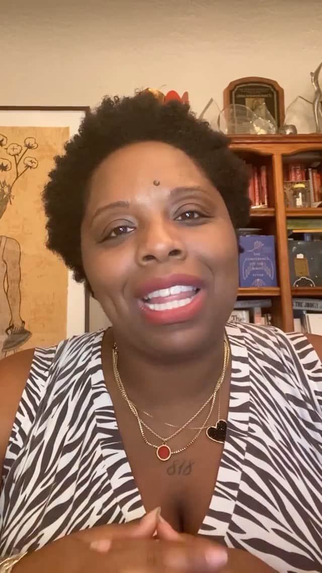 ミーナ・スヴァーリのインスタグラム：「@osopepatrisse • Today on #DailyDigest, we're doing something a little different.  some of you are new here and have questions about who i am and where i've come from.  so this is me.  this is my story.  this is how i got into organizing and why I created @dignityandpowernow @blklivesmatter @crenshawdairymart @reformlajails   glad to be here with ya'll.  so much love!  #blacklivesmatter #patrissecullors」