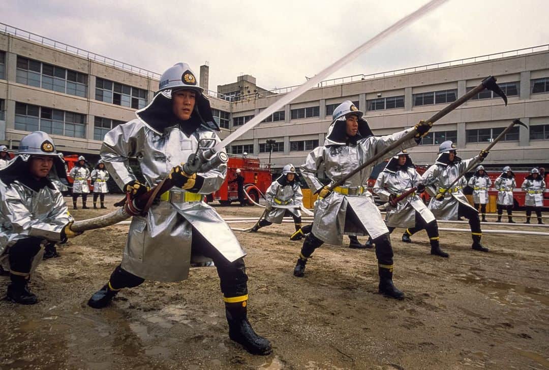 ナショナルジオグラフィックさんのインスタグラム写真 - (ナショナルジオグラフィックInstagram)「Photo by Michael Yamashita @yamashitaphoto  Modern-day samurai: novice firefighters go through their paces in a drill in Kyoto, Japan, in 2002. Their Nomex gear bears an unmistakable resemblance to the samurai armor and helmets of the 17th-century Edo period, as seen in the battle reenactment (second image). In fact, the samurai served as the firefighters in feudal Japan. These were part of my reporting for the December 2003 magazine story “Japan’s Way of the Warrior.” #firemen #firedepartment #Japan #samurai #michaelyamashita」7月10日 3時53分 - natgeo