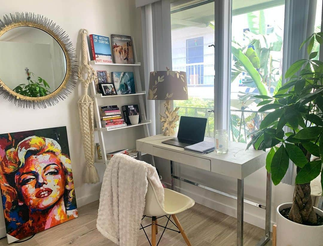 レヴェン・ランビンさんのインスタグラム写真 - (レヴェン・ランビンInstagram)「My new office 😍😍 i finally created a workspace that inspires me and keeps me happy and focused.  I’m currently writing and developing the next project I’m directing in quarantine! 🎬 How do you work from home?」7月10日 4時02分 - levenrambin