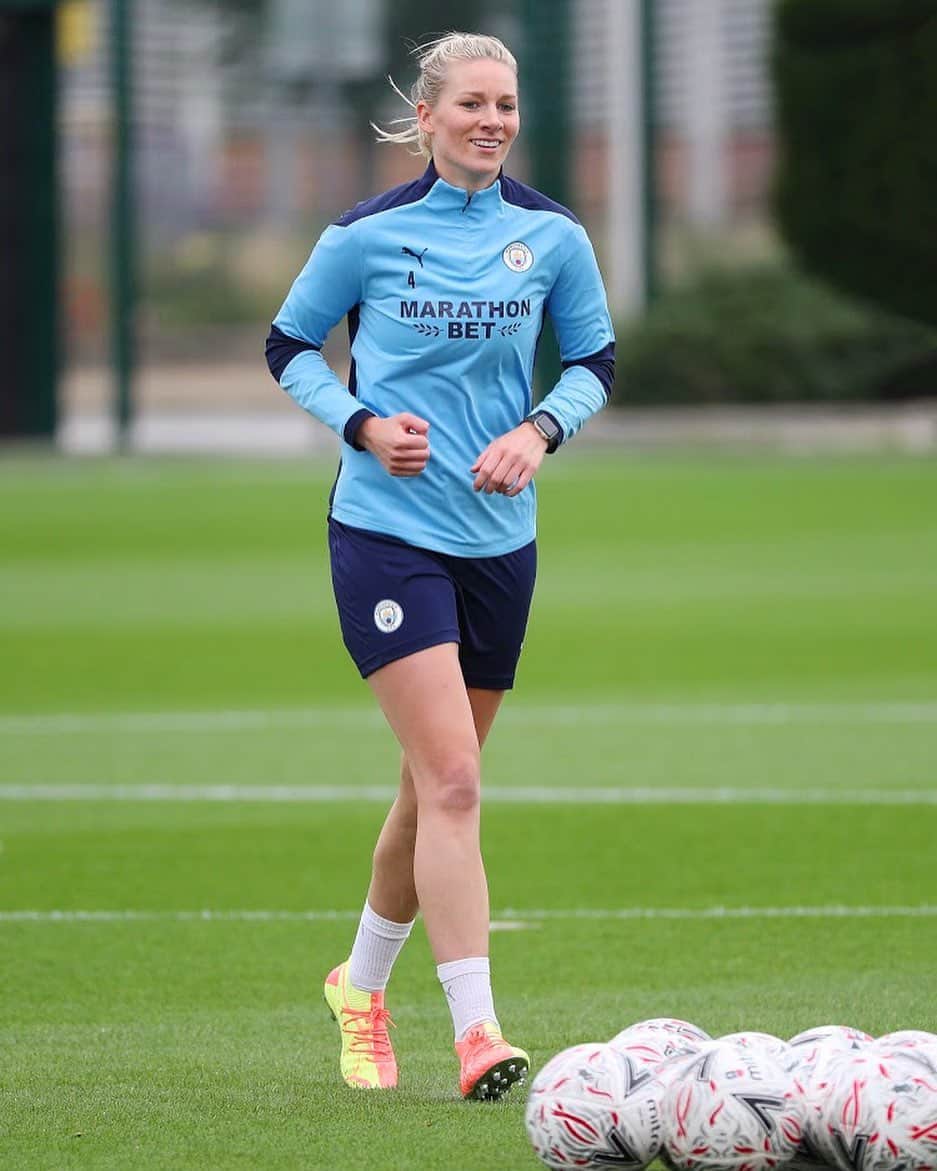 ジェンマ・ボナーのインスタグラム：「Back to work @mancity 🙏」