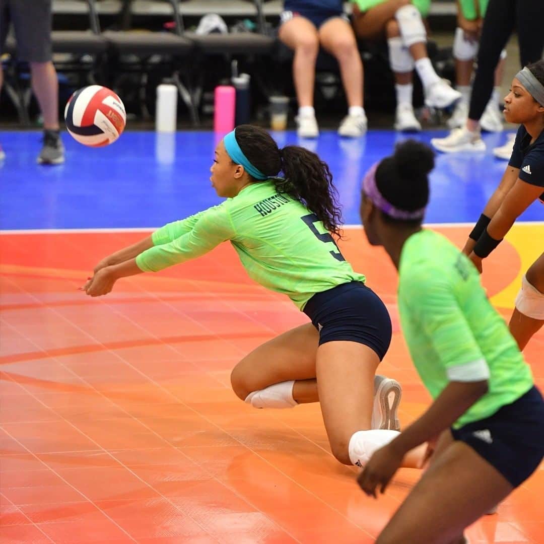 USA Volleyballさんのインスタグラム写真 - (USA VolleyballInstagram)「Anyone else wish they could fast forward to next season? 🙋‍♀️ The 2021 Girls Junior National Qualifiers are now listed on our website, visit: go.usav.org/21GJNCQ  #GJNC #GJNC18」7月10日 4時00分 - usavolleyball