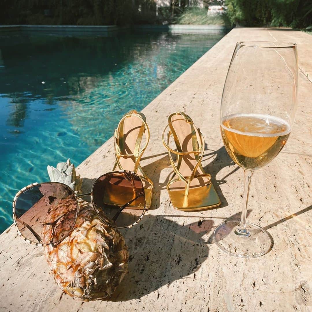 ジョアナ・サンスのインスタグラム：「La creatividad de @danialves cuando le pido que haga fotos de accesorios....🍍🕶👠🍸」