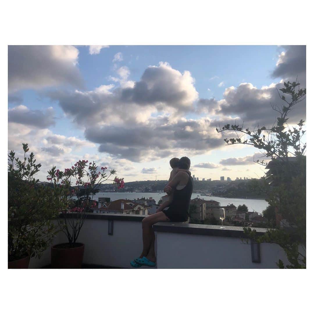 ナズ・アイデミルのインスタグラム：「You are my SONSHINE 🌞💙」