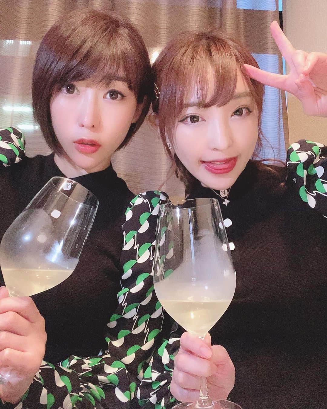 まいてぃ（粕谷まい）さんのインスタグラム写真 - (まいてぃ（粕谷まい）Instagram)「お姉ちゃんとエビ専門のフレンチレストラン、マダムシュリンプさんに行ってきました🦐💕 ・ ・ ・ 普段海老をこんなに食べることないので新鮮で美味しかったです！🦐💕 ・ ・ ・ 銀座の街も素敵だし、ペアリングで美味しいワインも飲んで酔っ払っちゃいました🍤 ・ ・ ・ 美味しいごはんと美味しいお酒って最高ですね🦐🤤💕 ・ ・ ・ ちなみにお料理はどれも最高だったのですが、途中出てきたパンまで美味しくて幸せな気持ちでした🦐 ・ ・ ・ 今までで1番海老に感動した1日でした🦐💕💕 ・ ・ ・ ・ ・ ・ ・ ・  #マダムシュリンプ #銀座 #海老 #まだむしゅりんぷ #エビ #コース料理 #海老好きにはたまらない #pr #コラボベース #東京 #東京グルメ #フレンチレストラン #フレンチ #ワイン #wine #frenchie #美味しい #グルメ #姉妹 #realsister #双子コーデ #ワンピース #かわいい #kawaii #粕谷聡子」7月10日 4時37分 - maity_0917