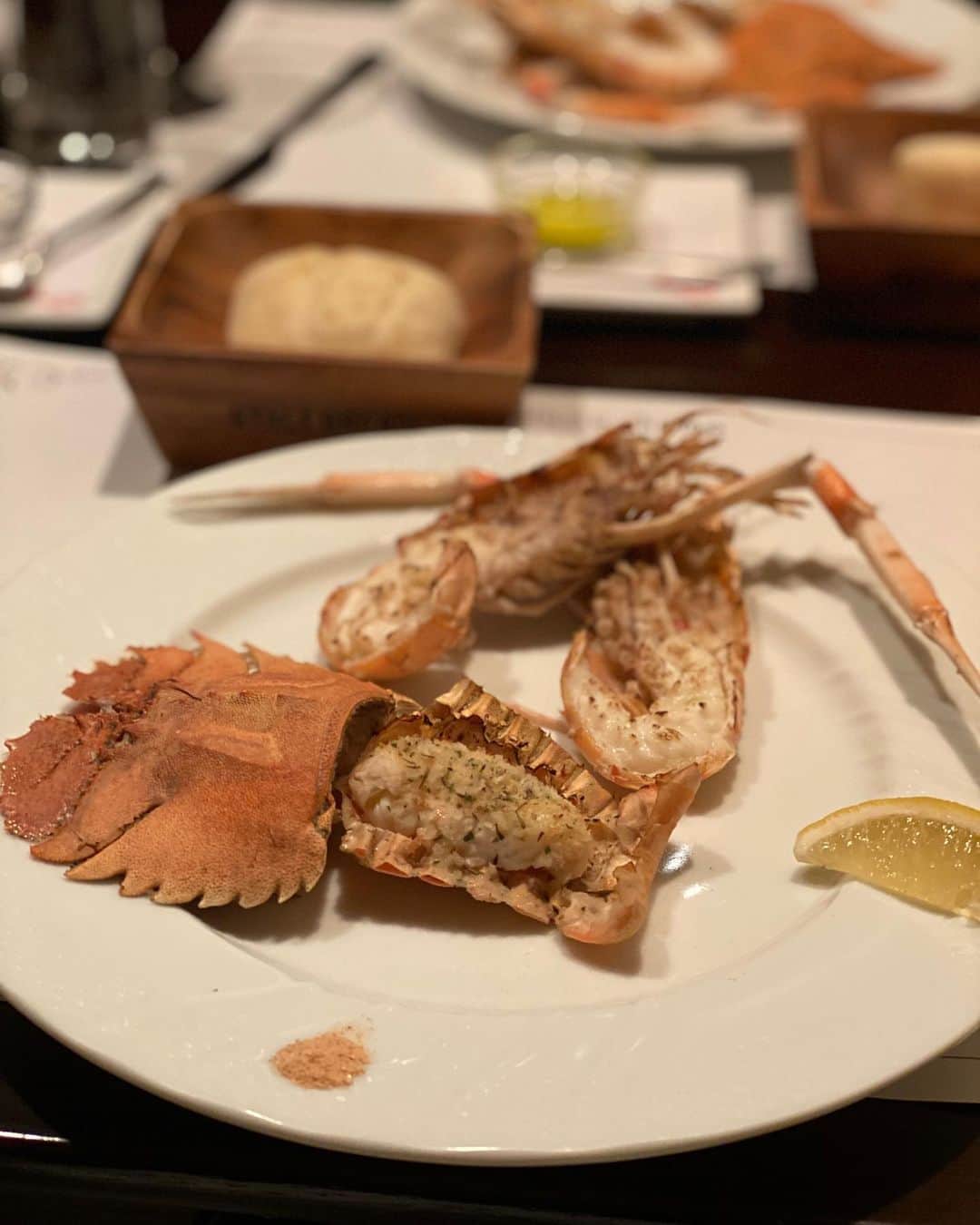 まいてぃ（粕谷まい）さんのインスタグラム写真 - (まいてぃ（粕谷まい）Instagram)「お姉ちゃんとエビ専門のフレンチレストラン、マダムシュリンプさんに行ってきました🦐💕 ・ ・ ・ 普段海老をこんなに食べることないので新鮮で美味しかったです！🦐💕 ・ ・ ・ 銀座の街も素敵だし、ペアリングで美味しいワインも飲んで酔っ払っちゃいました🍤 ・ ・ ・ 美味しいごはんと美味しいお酒って最高ですね🦐🤤💕 ・ ・ ・ ちなみにお料理はどれも最高だったのですが、途中出てきたパンまで美味しくて幸せな気持ちでした🦐 ・ ・ ・ 今までで1番海老に感動した1日でした🦐💕💕 ・ ・ ・ ・ ・ ・ ・ ・  #マダムシュリンプ #銀座 #海老 #まだむしゅりんぷ #エビ #コース料理 #海老好きにはたまらない #pr #コラボベース #東京 #東京グルメ #フレンチレストラン #フレンチ #ワイン #wine #frenchie #美味しい #グルメ #姉妹 #realsister #双子コーデ #ワンピース #かわいい #kawaii #粕谷聡子」7月10日 4時37分 - maity_0917