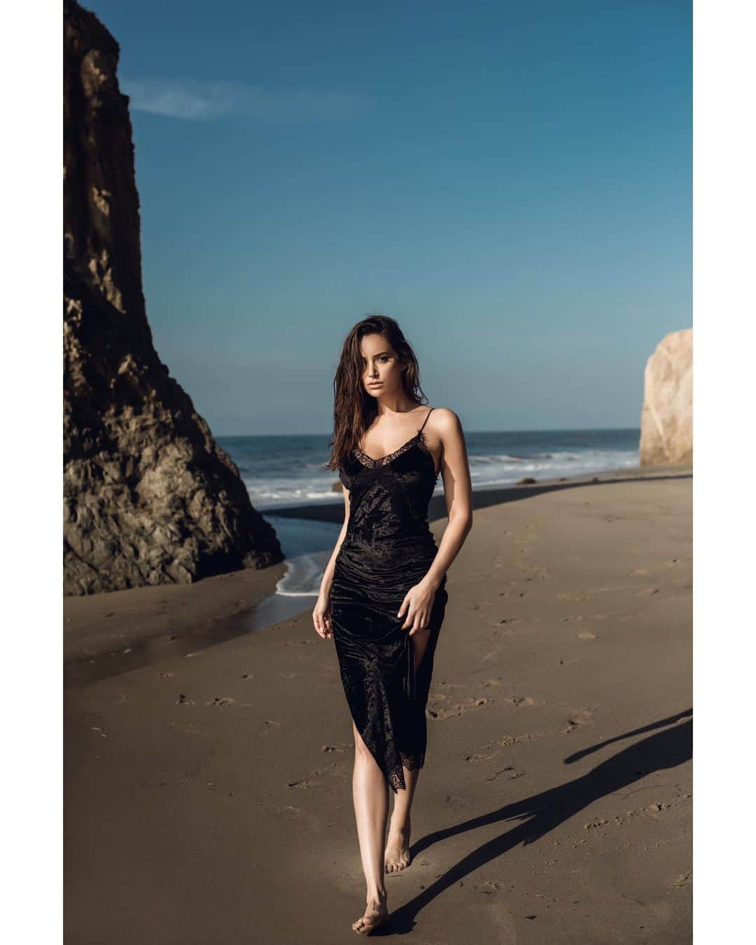 ドナ・フェルドマンのインスタグラム：「“You don’t have to have it all figured out to move forward . . . Just take the next step”  @samanthastudio @qpmag #magazineshoot #editorial」