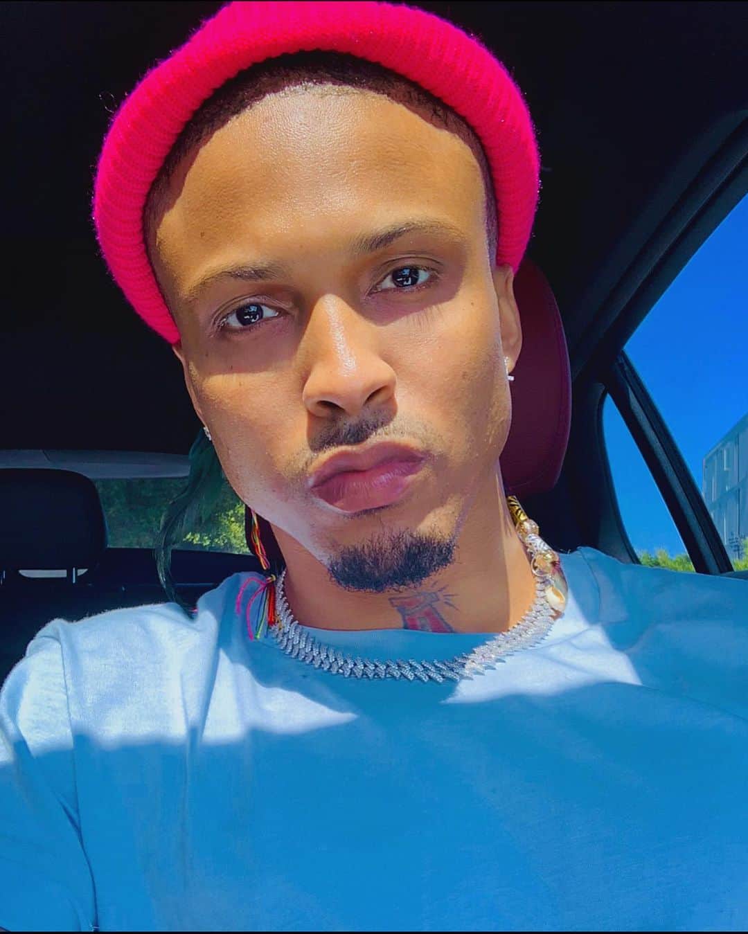 August Alsinaのインスタグラム：「Me this year VS Me this time last year!.. 😂😤A nigxa was bouta kick the bucket lol. I’ve tasted and toyed w/ death, therefore I want to live a life purposeful, w/ intention, & no regret. One thing that’s certain is we are all living to die. Death, we should fear not! Fear being alive, while dying & being dead inside; so create the life you see fit for yourself. Autonomy; Will it hurt? Yes. Will you be hated & create enemies along the way? Yes; yet if there’s no enemy within, the enemy outside can do us no harm. 💡 Will you fail & fall at times? Yes. Experience all sorts of spiritual warfare, witchcraft & ppl talk about you? Yup!That too! 😅You gone hear all type of things said about u. Throw it behind you, Get back up, dust it off, keep it moving & forever strive to LIVE YOUR SOUL, NOT A ROLE ‼️⚡️👁✨」