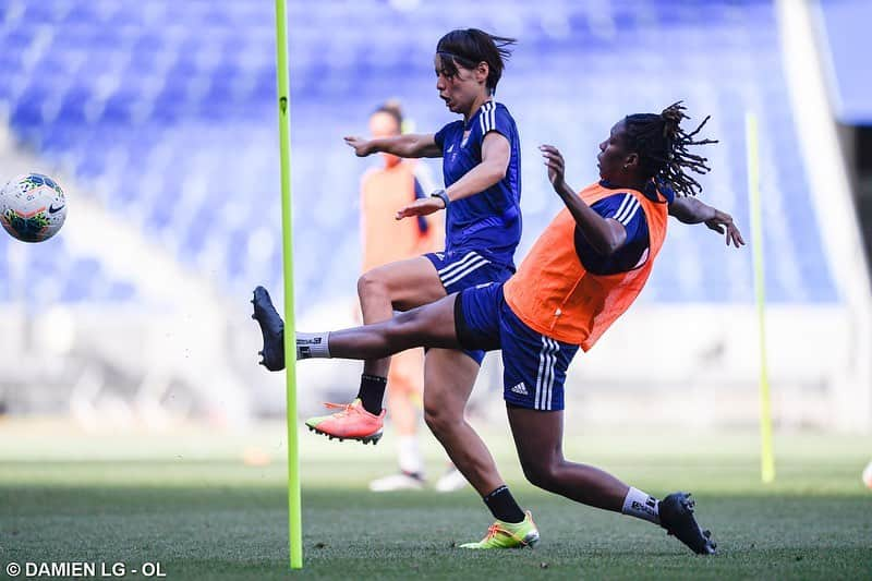 熊谷紗希さんのインスタグラム写真 - (熊谷紗希Instagram)「Rentrer à la maison @groupamastadium ⚽️🙌🏻 On va continuer bien préparer 💪🏻 @ol #teamol#🔴🔵 📸 @damienlgphoto」7月10日 4時42分 - kumagai1017