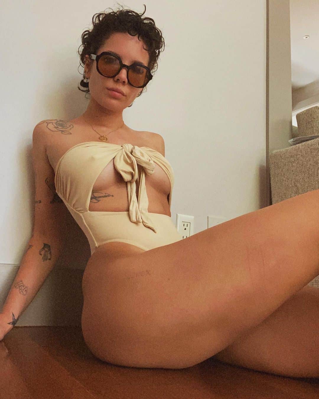 Halseyのインスタグラム：「grasshopper or human turkey leg 🦗🍗?」