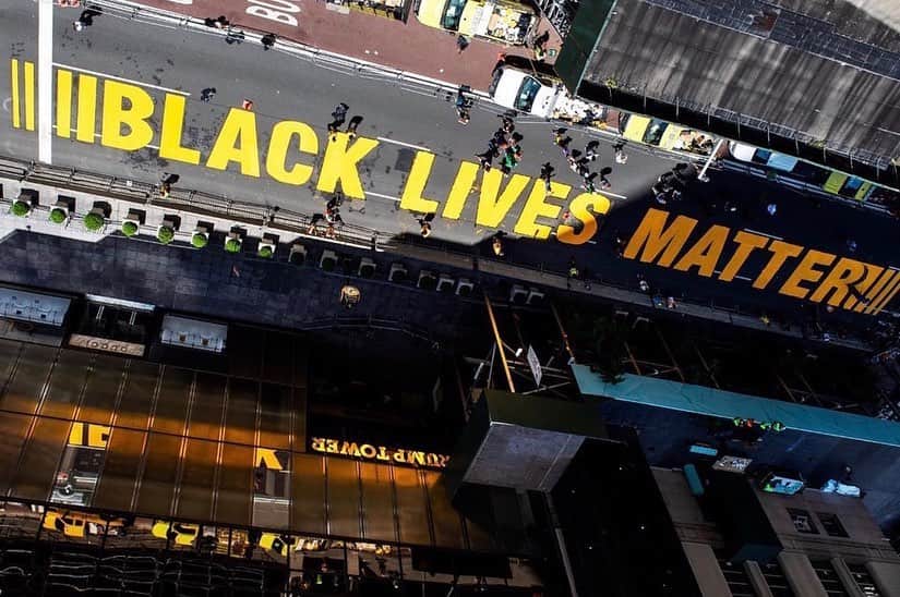 ヒル・ハーパーさんのインスタグラム写真 - (ヒル・ハーパーInstagram)「New York City. Fifth Avenue. In front of that tower.  Say it louder! #BlackLivesMatter ✊🏾✊🏾✊🏾  Photos: Demetrius Freeman for @nytimes」7月10日 4時48分 - hillharper