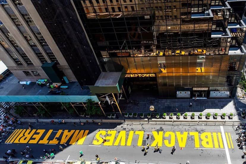 ヒル・ハーパーさんのインスタグラム写真 - (ヒル・ハーパーInstagram)「New York City. Fifth Avenue. In front of that tower.  Say it louder! #BlackLivesMatter ✊🏾✊🏾✊🏾  Photos: Demetrius Freeman for @nytimes」7月10日 4時48分 - hillharper