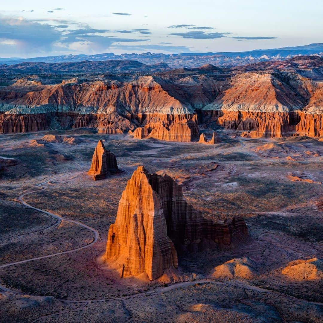 クリス・バーカードのインスタグラム：「The Temple of the Sun & Moon. Possibly the most perfectly named formations I have ever come across. Every time I see this place it holds my full attention.  *Shot from a small Cessna.」