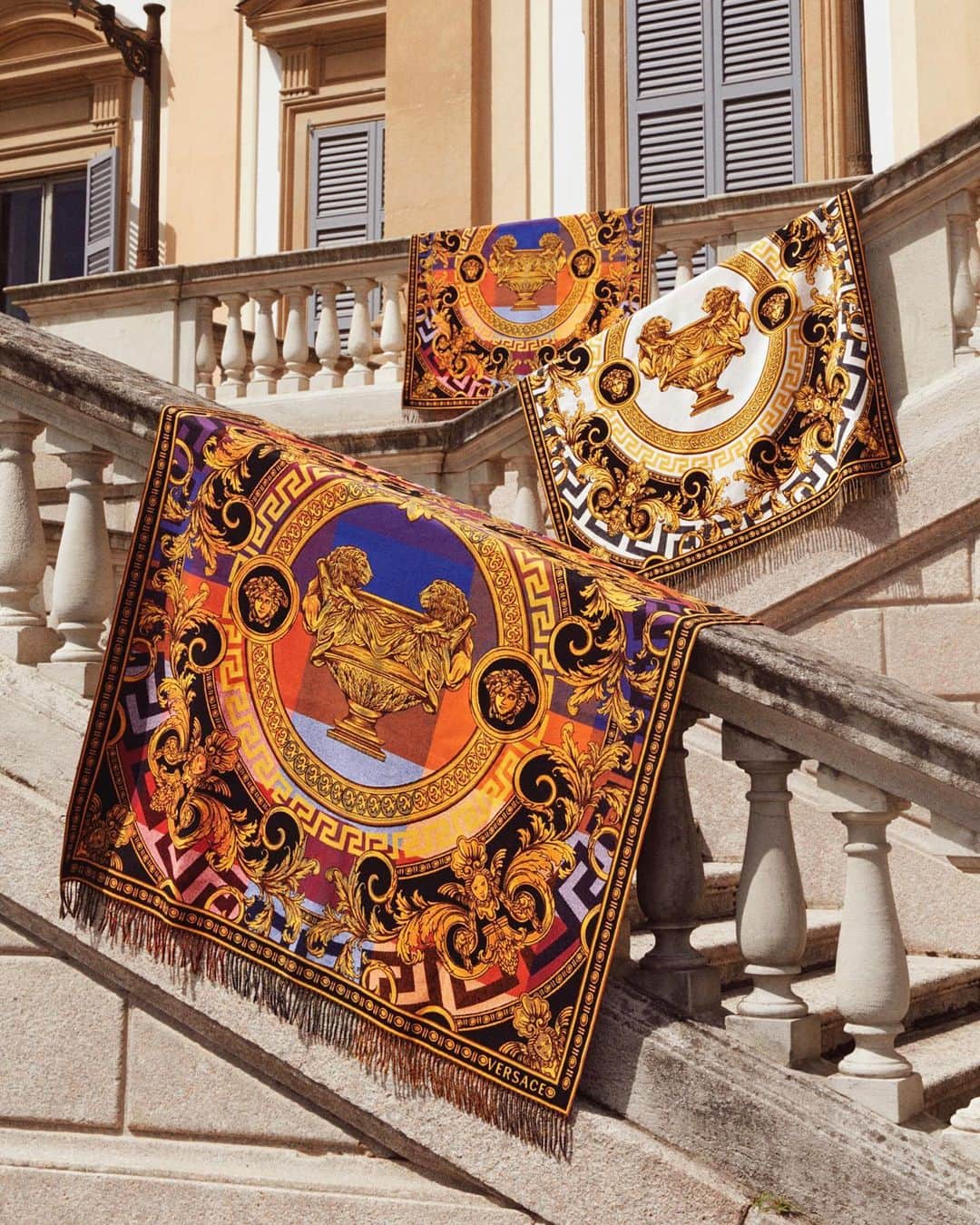 ジャンニヴェルサーチさんのインスタグラム写真 - (ジャンニヴェルサーチInstagram)「Hanging out - #VersaceHome takes over the Villa Reale. #AtHomeWithVersace」7月10日 5時12分 - versace