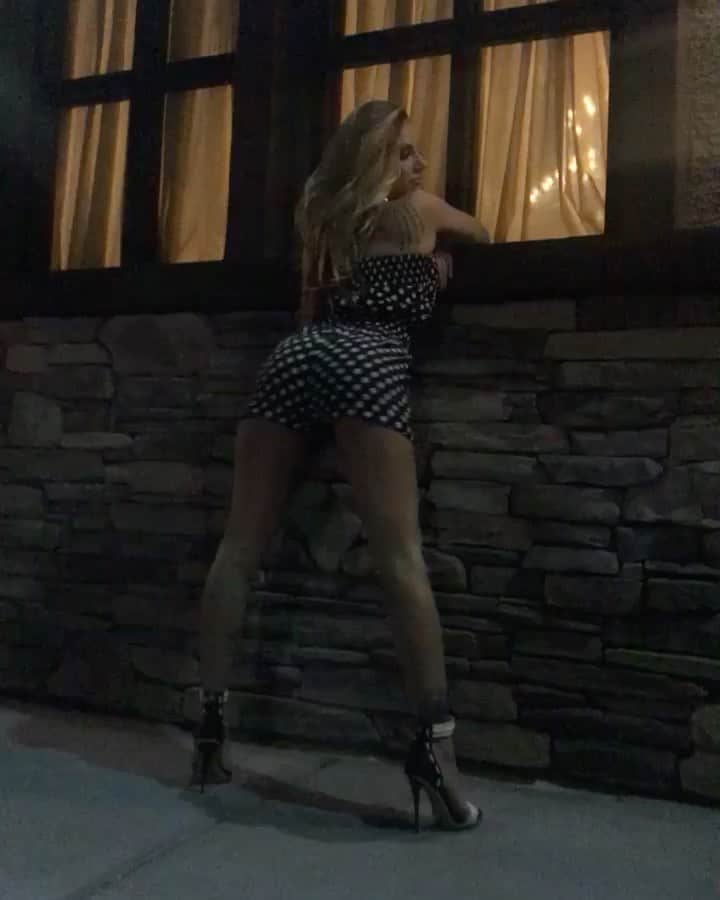 ティーガン・プレスリーのインスタグラム：「Sometimes when the margaritas hit...  #tbt to when your girl was on that super super sassy dancing shit」