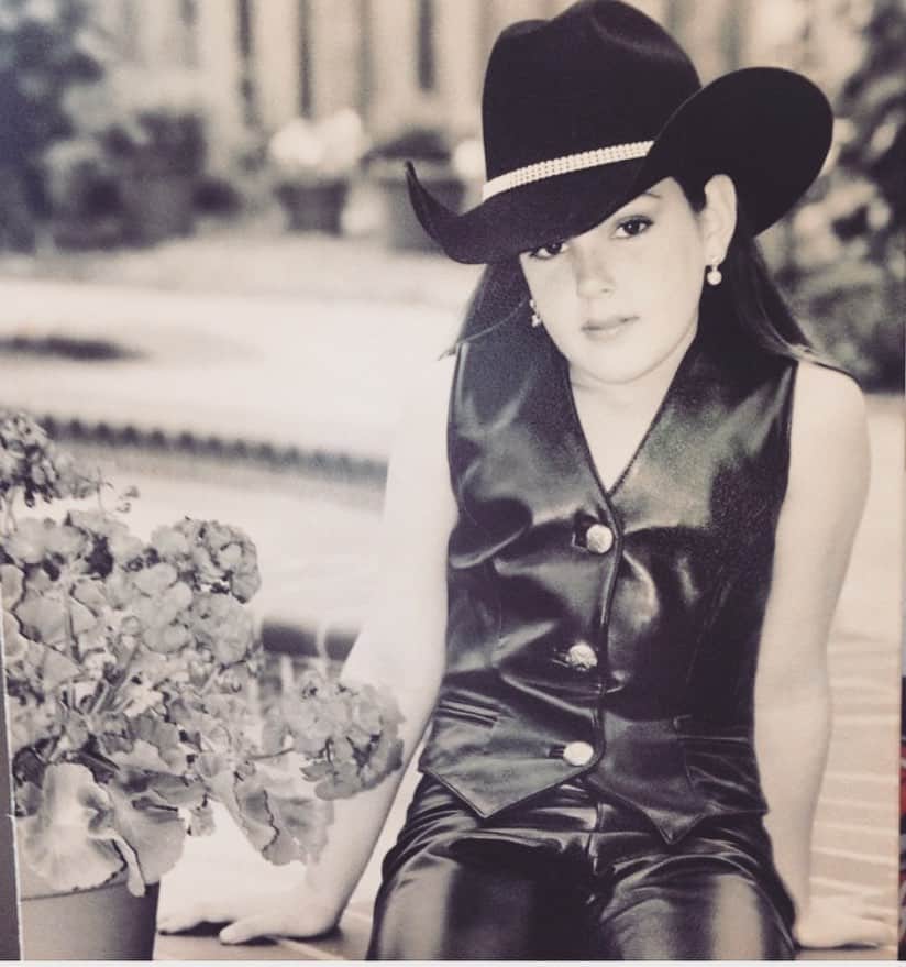 クリー・ハリソンのインスタグラム：「It’s called fashion people, look it up. 🤭😆 One of my first photo shoots. Pretty sure it was 120 degrees and humid as hell in Texas, when I wore this lil leather number made my Manuel. #1998 #throwbackthursdee #countryandwestern #whytho」
