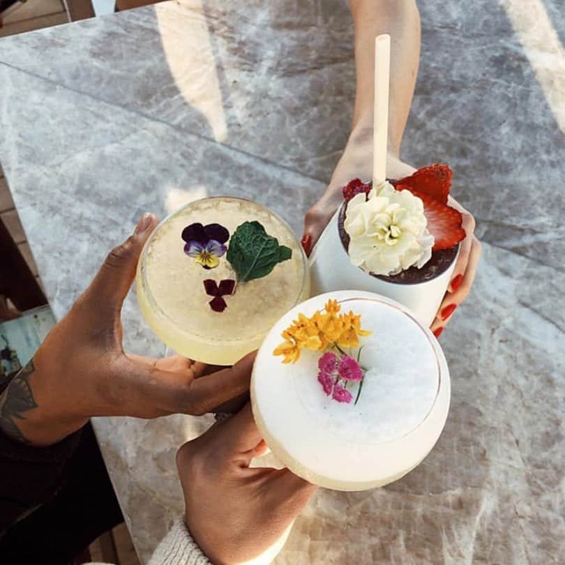 ブルーライフのインスタグラム：「It’s 5 o’clock somewhere🥂🌸✨ via @valerie_star #shopplanetblue #happyhour」