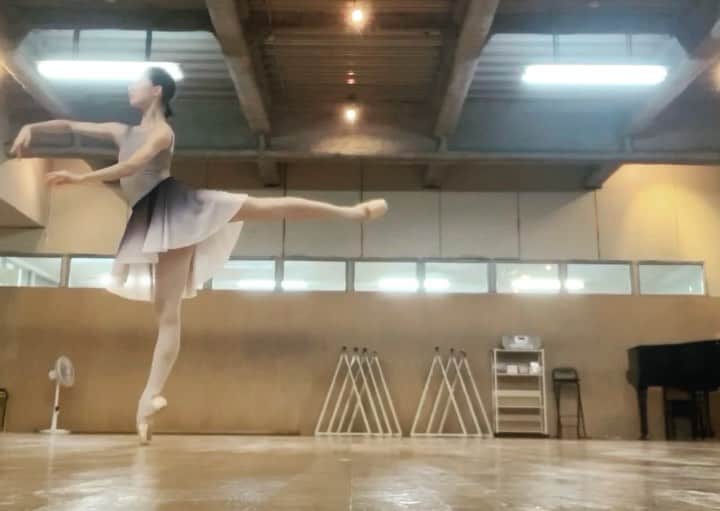 飯島望未のインスタグラム：「Something simple/hard to practice. 🥵 シンプルなもの程難しい。」