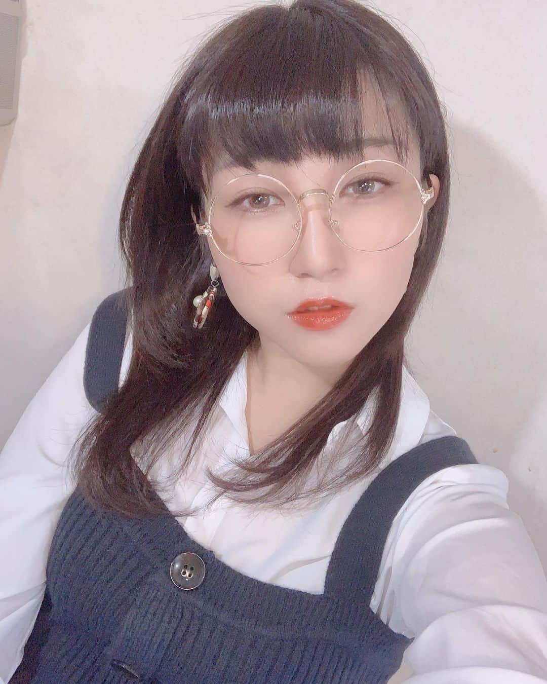のインスタグラム：「👹リップ色👹  本日はオレンジリップ🧡の効果✨ をお話しします✨  癒しの効果と、 人間関係を和らげるという意味が オレンジリップになります✨  いつもキツくいっちゃって後で後悔するときあるじゃないですか。 オレンジリップ🧡をしてみるといいかも✨」