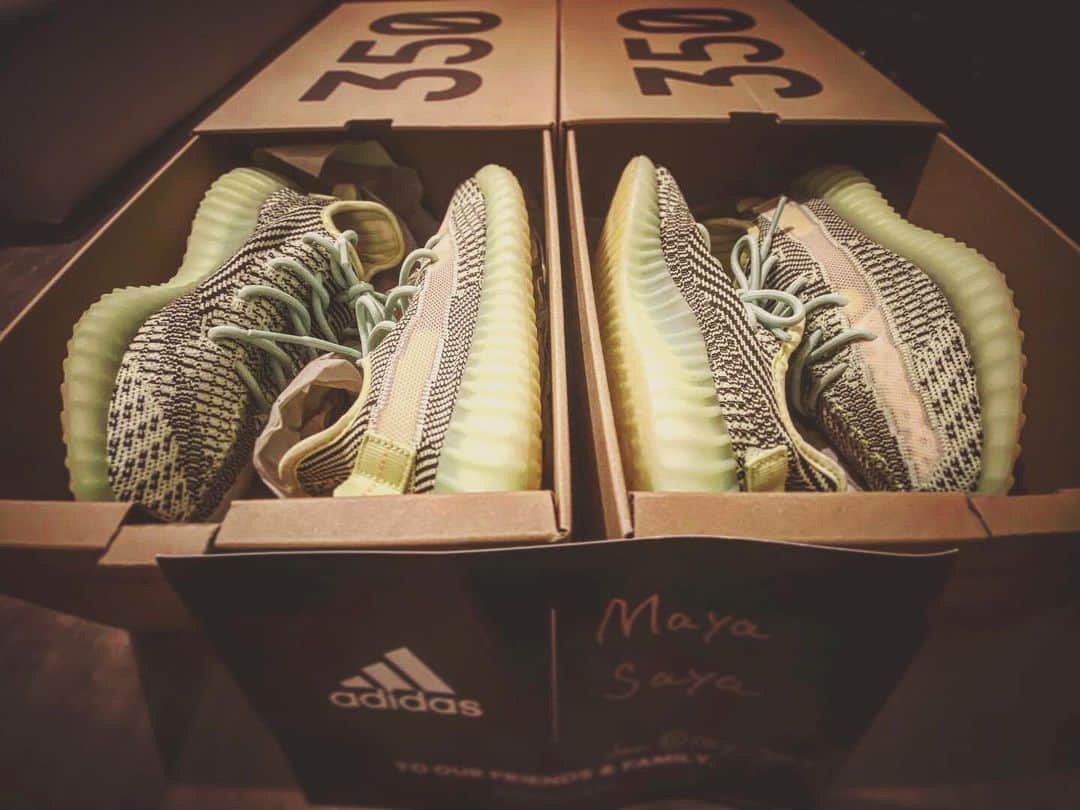 木村真野のインスタグラム：「#adidastokyo #adidas #mayasaya #thankyouadidas #yeezyboost350v2 #twins #teamadidas #まやさや　#アディダス　#木村姉妹 #スニーカー @adidastokyo @adidas」