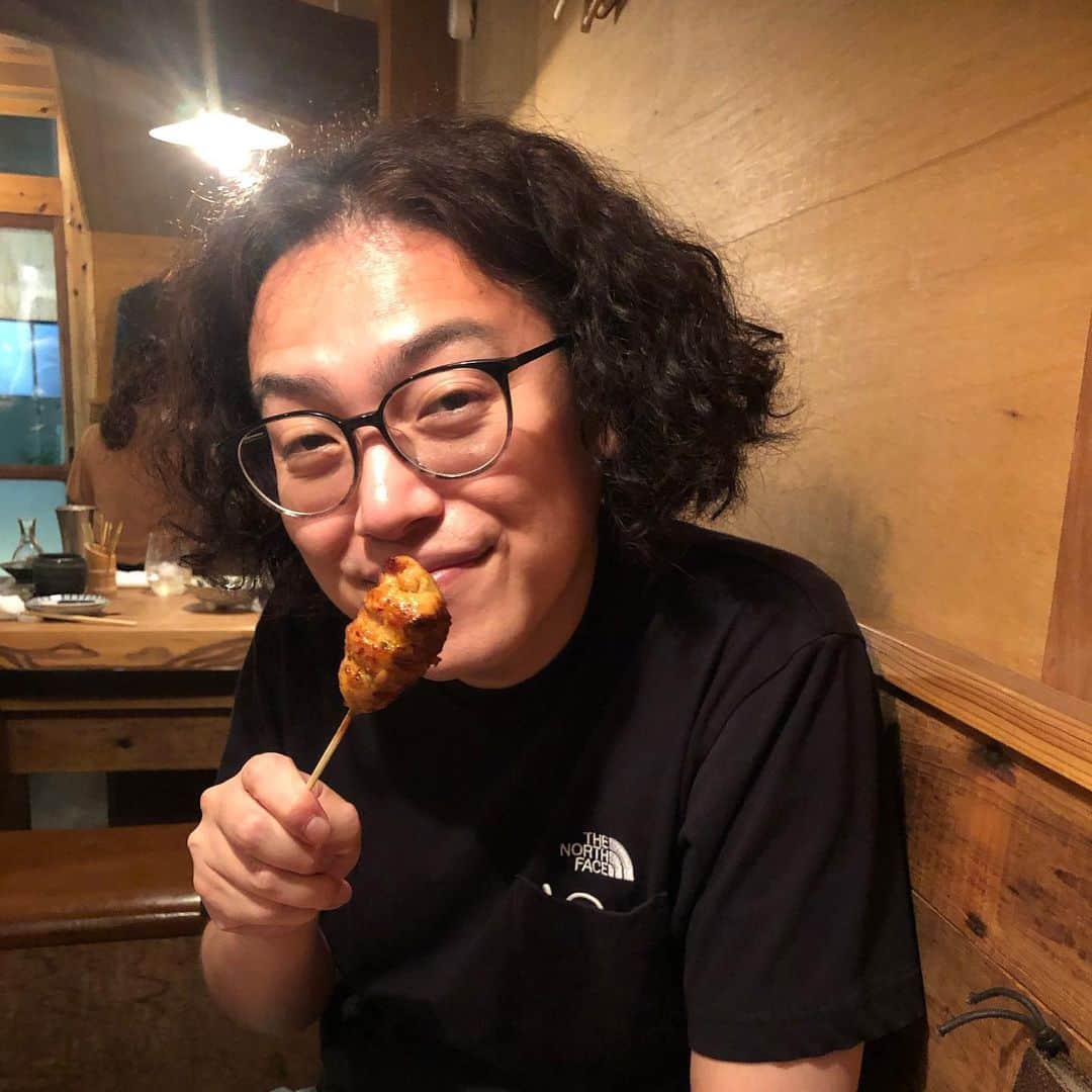 奥田修二さんのインスタグラム写真 - (奥田修二Instagram)「昨夜はマネージャーとアルミカンの赤坂さんと、大阪福島の『炭火焼鳥　とり央』さんに行ってまいりました。  ただ、食べたのはまさかの鶏じゃないく、豚しゃぶです。  予約すると、沖縄の名店『まつもと』のアグー豚しゃぶしゃぶも食べられるんですよ。  平日は1組限定らしいですが、土曜日はアグー豚祭なんですって！  雑炊がいかついのよ。  赤坂さんは、単品でつくねも召し上がっていました。  #とり央 #学天即  #アルミカン #アグー豚 #よく見たら赤坂さんじゃなかった #もう一度よく見たら #やっぱり赤坂さんでした」7月10日 15時06分 - gakutensoku_okuda_official