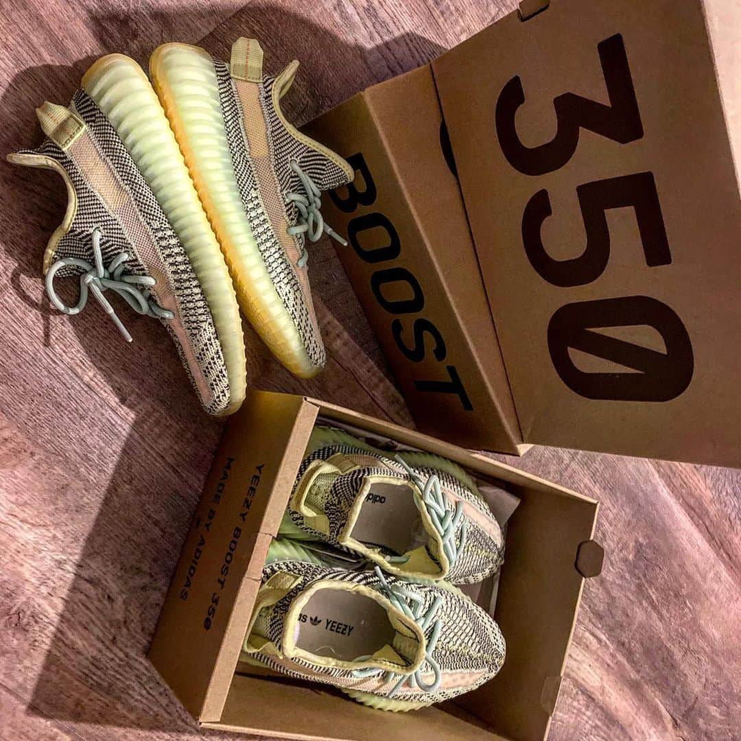 木村真野のインスタグラム：「#adidastokyo #adidas #mayasaya #thankyouadidas #yeezyboost350v2 #twins #teamadidas #まやさや　#アディダス　#木村姉妹 #スニーカー @adidastokyo @adidas」
