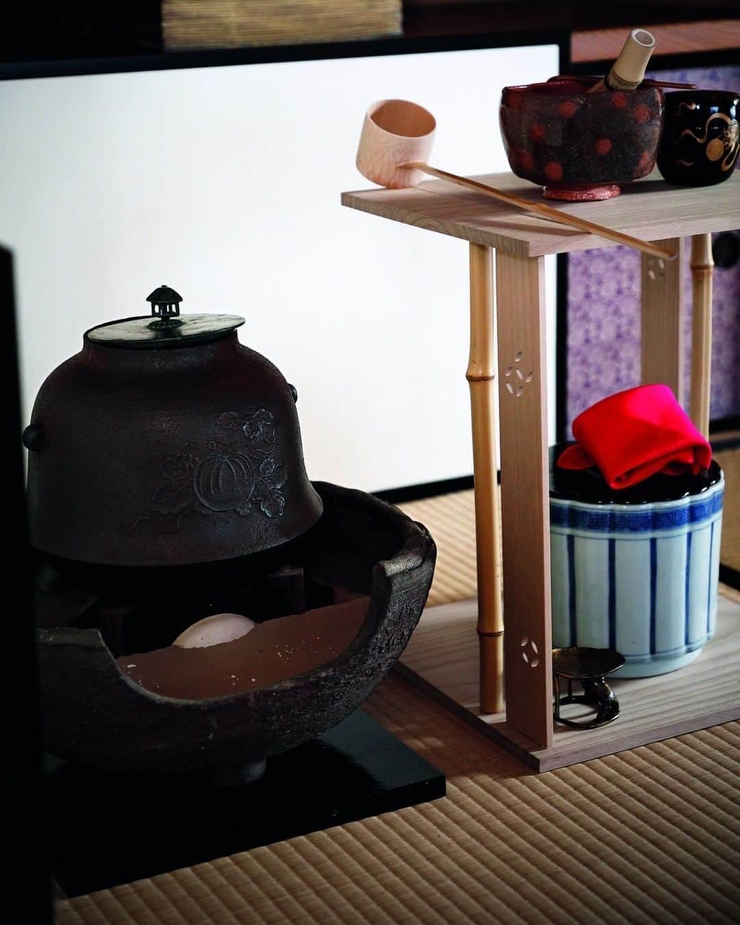 INSIDE FUJINGAHOさんのインスタグラム写真 - (INSIDE FUJINGAHOInstagram)「京都・今日織に残る重要文化財の六畳の茶室「溜精軒（りゅうせいけん）」。 風炉先の下地窓が柄杓の柄でつくられているのが特徴で「杓の柄窓」として有名です。 その茶室の風情を棚に写したのがこの棚です。  色絵で団扇が描かれた平茶碗に祥瑞模様の松竹梅の水指。 ぐるり周囲に九星を象った漆の棗は、裏千家13代家元園能斎好みのお好みです。   ＃文月の点前　 #亀蔵棗 ＃九星気学 　＃溜精軒　＃園能斉お好み　#園能斉 ＃うるわしい日本の床の間 #裏千家 #茶道 #茶の湯 #坐忘斎お家元 #世界の平和 #世界平和 #裏千家直門 #裏千家の茶室から  #一服チャレンジお茶碗バトン ＃一服いかが  #婦人画報 #婦人画報7月号 #kimono #macha #fujingaho #urasenke #quietlife #iemoto #teaceremony #裏千家あるある #文月　#文月のお茶室 #茶室のある家」7月10日 15時00分 - fujingahojp