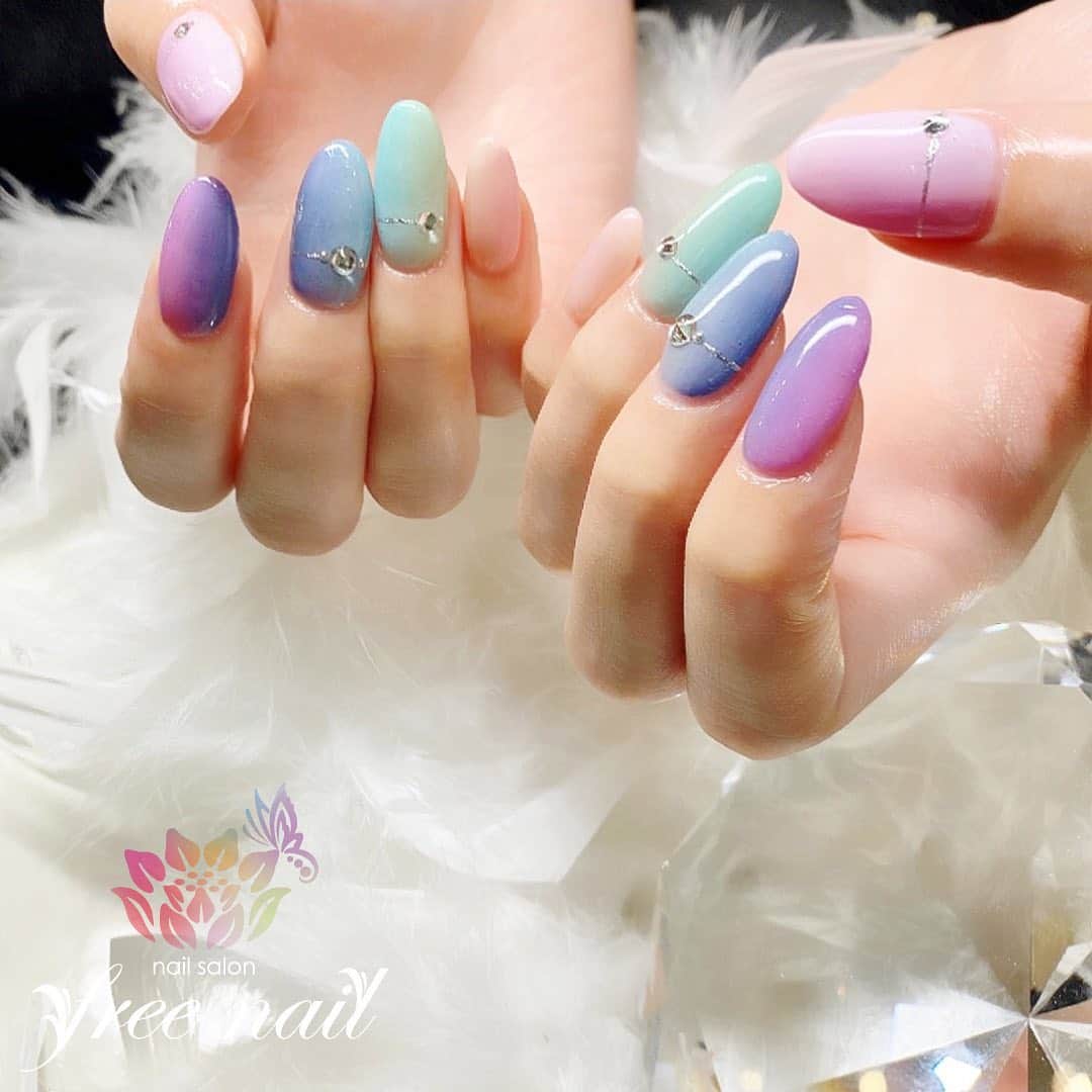 free nail フリーネイルのインスタグラム：「. お客様ネイル💅🏻🍑 . カラフルグラデーションネイル🌜 . キレイ色グラデ🌝💗 . ▶︎▶︎▶︎スワイプして動画も見てね☝︎🎬✨ . ご来店ありがとうございました🙇🏻‍♀️🙇🏻‍♀️🙇🏻‍♀️💗 . #ネイルアート #ジェルネイル #ネイルサロン #大阪ネイルサロン #ネイルデザイン #ネイルチェンジ #グラデーションネイル #カラフルネイル #ロングネイル #配色ネイル #ピンクネイル #ブルーネイル #シンプルネイル #大人ネイル #デザインネイル #トレンドネイル #おしゃれネイル #夏ネイル #summernails #nailsart #nailsdid #美甲 #日式美甲 #日式美甲胶 #日本美甲师 #日本美甲老师 #美甲上课 #日本胶 #フリーネイル #freenail」