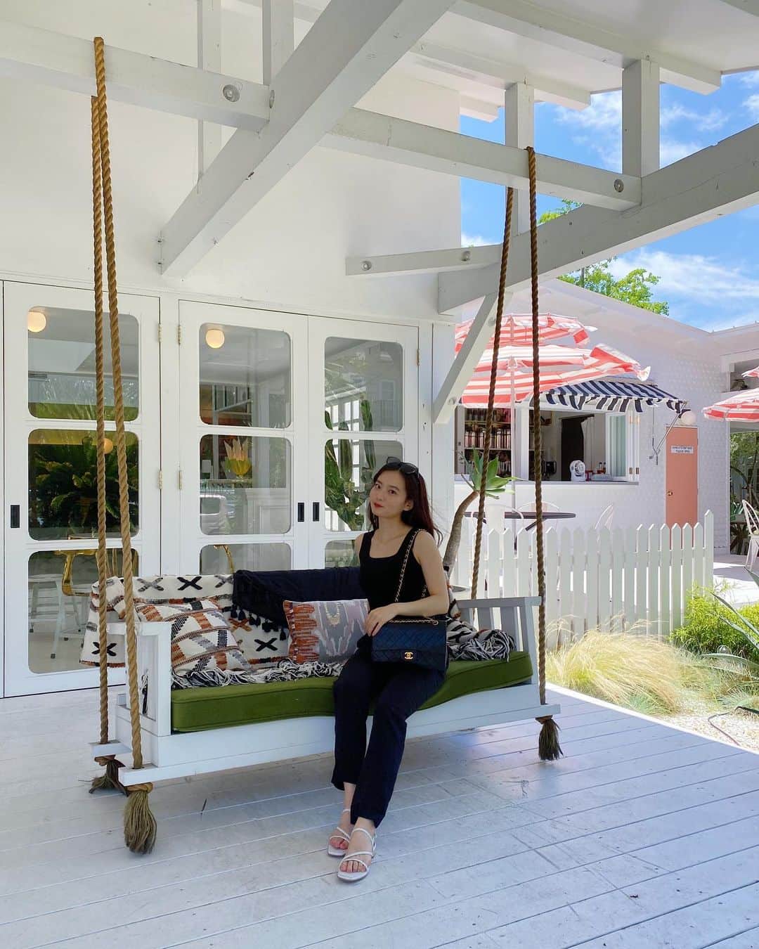 青山舞莉のインスタグラム：「𝐀 𝐥𝐨𝐭 𝐨𝐟 𝐩𝐞𝐨𝐩𝐥𝐞 𝐚𝐬𝐤 𝐦𝐞 𝐚𝐛𝐨𝐮𝐭 𝐦𝐲 𝐰𝐨𝐫𝐤𝐨𝐮𝐭 𝐛𝐮𝐭 𝐭𝐨 𝐛𝐞 𝐡𝐨𝐧𝐞𝐬𝐭 𝐈 𝐝𝐨𝐧’𝐭 𝐰𝐨𝐫𝐤 𝐨𝐮𝐭 𝐭𝐡𝐚𝐭 𝐨𝐟𝐭𝐞𝐧 𝐚𝐭 𝐦𝐨𝐬𝐭 𝐭𝐰𝐨 𝐨𝐫 𝐭𝐡𝐫𝐞𝐞 𝐭𝐢𝐦𝐞𝐬 𝐚 𝐰𝐞𝐞𝐤. 𝐎𝐧𝐞 𝐭𝐡𝐢𝐧𝐠 𝐈’𝐯𝐞 𝐬𝐭𝐮𝐜𝐤 𝐭𝐨 𝐢𝐬 𝐭𝐫𝐲𝐢𝐧𝐠 𝐭𝐨 𝐤𝐞𝐞𝐩 𝐦𝐲 𝐩𝐨𝐬𝐭𝐮𝐫𝐞 𝐬𝐭𝐫𝐚𝐢𝐠𝐡𝐭. 𝐈 𝐮𝐬𝐞𝐝 𝐭𝐨 𝐡𝐚𝐯𝐞 𝐭𝐞𝐫𝐫𝐢𝐛𝐥𝐞 𝐩𝐨𝐬𝐭𝐮𝐫𝐞 𝐚𝐧𝐝 𝐬𝐨𝐦𝐞𝐭𝐢𝐦𝐞𝐬 𝐈 𝐬𝐭𝐢𝐥𝐥 𝐬𝐥𝐨𝐮𝐜𝐡 𝐛𝐮𝐭 𝐢𝐭 𝐫𝐞𝐚𝐥𝐥𝐲 𝐜𝐡𝐚𝐧𝐠𝐞𝐬 𝐲𝐨𝐮𝐫 𝐛𝐨𝐝𝐲 𝐣𝐮𝐬𝐭 𝐭𝐫𝐲𝐢𝐧𝐠 𝐭𝐨 𝐤𝐞𝐞𝐩 𝐚 𝐠𝐨𝐨𝐝 𝐩𝐨𝐬𝐭𝐮𝐫𝐞 𝐭𝐡𝐫𝐨𝐮𝐠𝐡𝐨𝐮𝐭 𝐭𝐡𝐞 𝐝𝐚𝐲.  よくワークアウトについて質問を頂くのですが、正直最近は多くても週に2、3回しかしてません。ただ、毎日やっている/意識していることは姿勢を良くすること。今でも時々悪いのですが前は今以上にすごく悪くて太ももに変な筋肉と脂肪がついてしまったり余計なお肉があちらこちらついていました。姿勢をしっかりと意識するだけでも体は変わります！食事制限や運動などよりも全然簡単なのでみんなもぜひ姿勢から変えてみてください🥺🤍 #ミーの毎日」