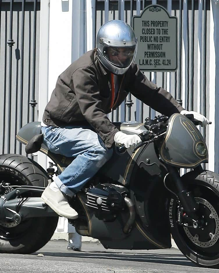 Just Jaredさんのインスタグラム写真 - (Just JaredInstagram)「Brad Pitt was spotted riding his motorcycle out of Angelina Jolie’s neighborhood on Thursday afternoon. More pics on our site! #BradPitt Photo: Backgrid」7月10日 15時05分 - justjared