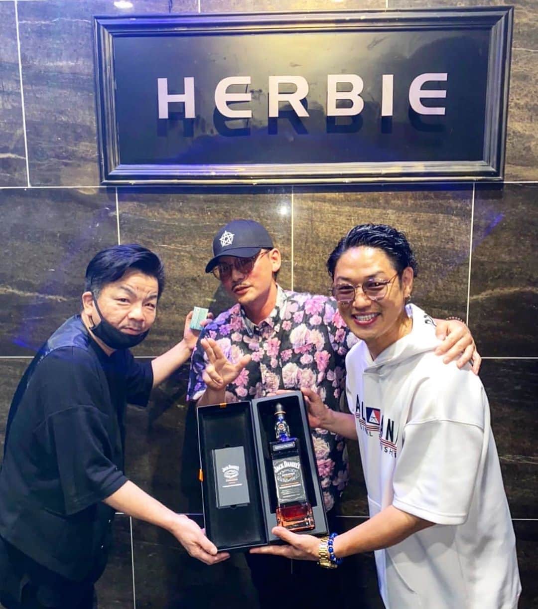 SPICY CHOCOLATEのインスタグラム：「✴︎ 緊急事態宣言が解除されてから はじめての現場 @herbie_hiroshima🦋  お店や遊びに来てくれた皆さんも それぞれが細心の注意を払いながら 楽しい時間を共有できたかな🌟  おっかなビックリで まだ手放しでは喜べない状況下だけど、 #止まない雨はない ちゃんと対策を講じて 大好きな現場の日常が １日でも早く戻ってくることを 願ってマス🎋✨  #最後に笑おう #広島 #NightClub #夜の街　 #バーボン部 #不退転」