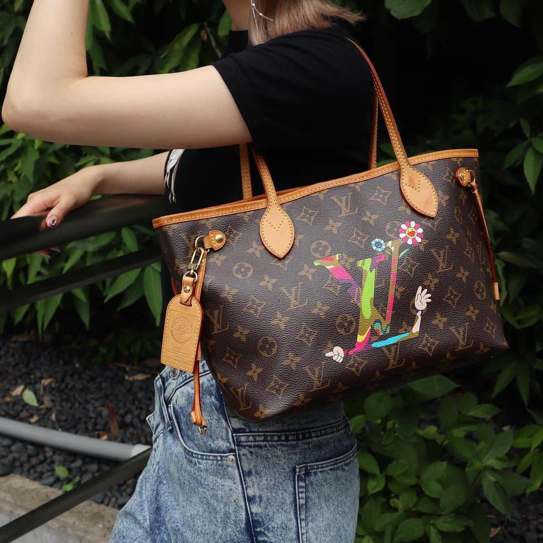 Vintage Brand Boutique AMOREさんのインスタグラム写真 - (Vintage Brand Boutique AMOREInstagram)「Louis Vuitton x Takashi Murakami Neverfull PM from 2007.  AMORE meets LV x MURAKAMI  POPUP Store at AMORE Gentleman July 1st - 29th.  This item is available at the store and online. Please DM us if you would like to know more information.  Free Shipping Worldwide✈️ ≫ ≫ ≫✉️ info@amorevintagetokyo.com  #AMOREmeetsLVxMURAKAMI #村上隆 #ヴィンテージ #ルイヴィトン  #ヴィンテージルイヴィトン #ヴィンテージブランドブティック #アモーレ #アモーレトーキョー #表参道 #青山 #東京 #louisvuitton #takashimurakami #murakamitakashi #vintage #vintagelouisvuitton #louisvuittonvintage #amoretokyo  #amorevintage #vintageshop #amoregentlman #アモーレジェントルマン #popupstore」7月10日 15時32分 - amore_tokyo