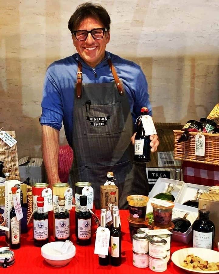 ジェイミー・オリヴァーさんのインスタグラム写真 - (ジェイミー・オリヴァーInstagram)「#FollowFriday Because loads of you were so interested in my vinegar video I posted the other week, I wanted to introduce you to @vinegarshed guys!! Twenty years ago, my mate Andy bought his first vinegar crock in a French flea market and has been obsessed with making the stuff ever since. Now, at his West London HQ, Andy makes a range of artisan varieties in huge French, Italian and Spanish oak, cherry and chestnut barrels that you need to check out. So if you are interested, head over to his page and give him a follow and hit the link in my bio to check out his incredible products 👌」7月10日 15時30分 - jamieoliver